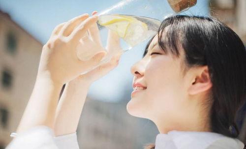 男人亲女人的所有视频,温馨瞬间记录