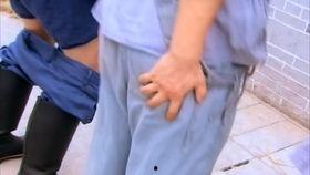 小孩逃课打屁屁视频,孩子逃课挨打，家长社会关注教育方式