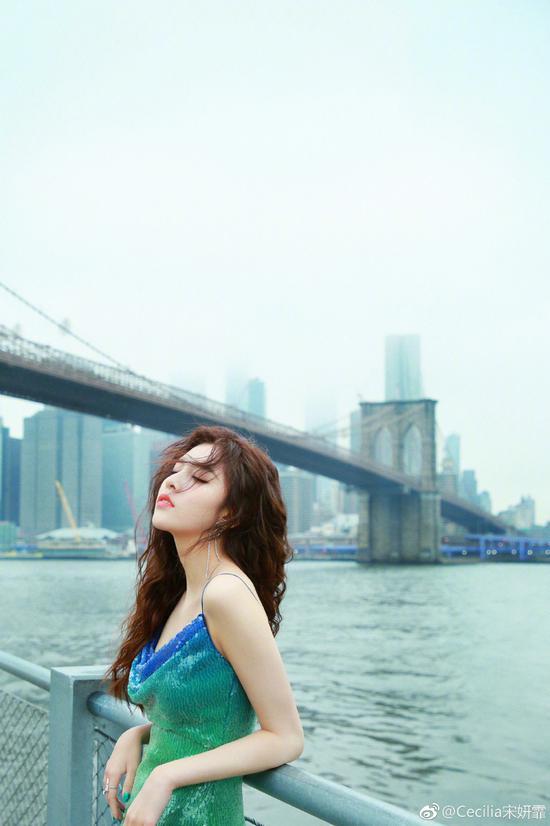 明星拍摄宋妍霏,镜头下尽显明星风采